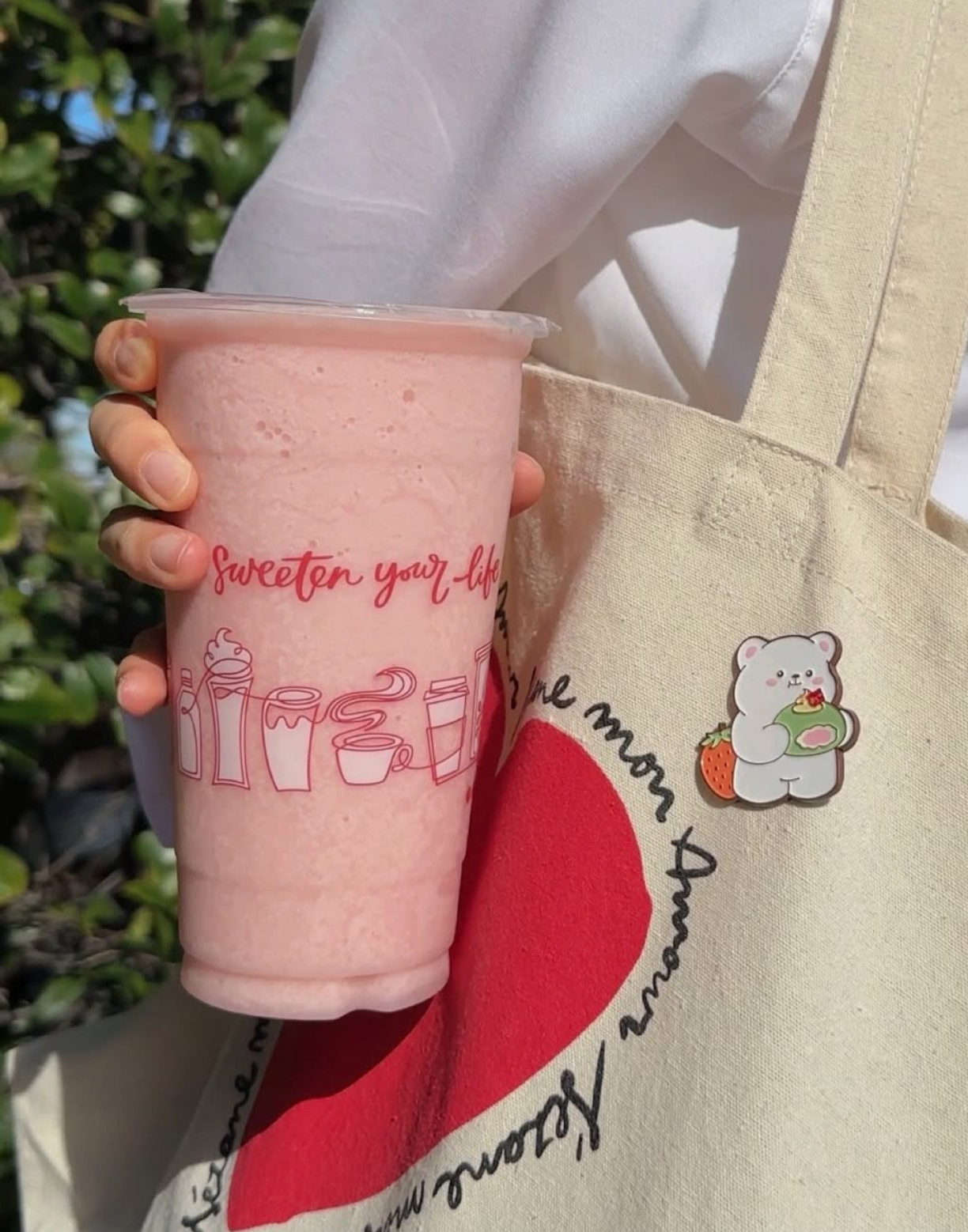 Buy 2 Strawberry Drinks, Get a Limited-Edition Magnet from 85°C Bakery